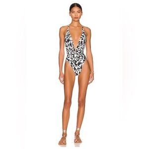Maaji Safari Reversible One Piece in
Spot Butterfly
Maaji
NWOT, with liner